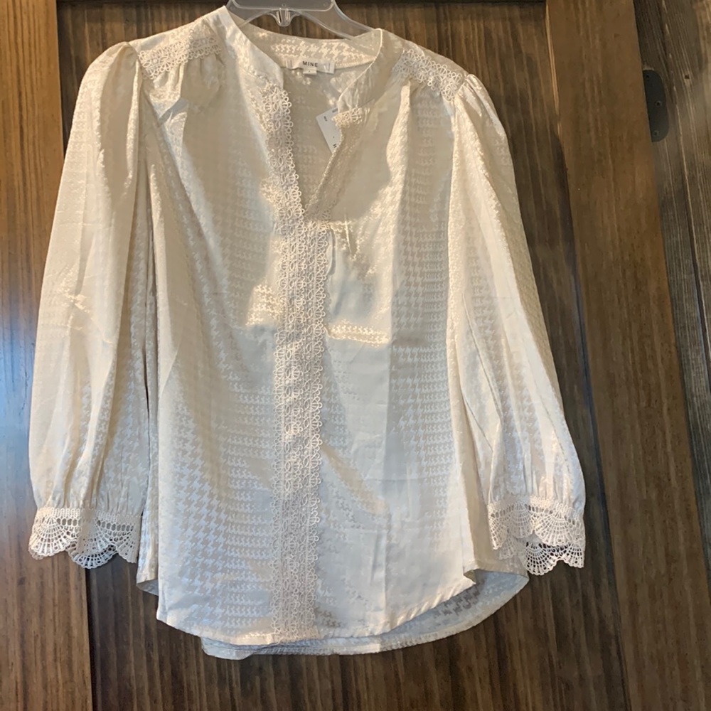 Mine long sleeved blouse with button accents (L)